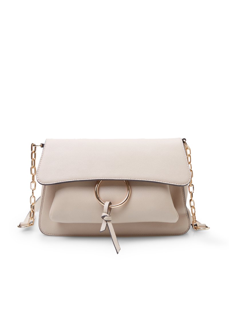 Borsa a tracolla in pelle beige con chiusura a patta, dettaglio con anello dorato e tracolla a catena. Presenta un dettaglio annodato sul fronte. Forma compatta e rettangolare.
