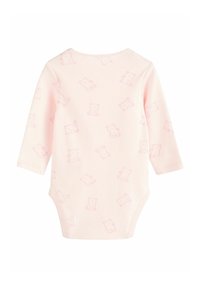 Langärmliger Babystrampler aus weichem, rosa Baumwollstoff mit einem wiederholten Bärenmuster in hellem Rosa. Mit rundem Halsausschnitt und Druckknopfverschluss am Boden.