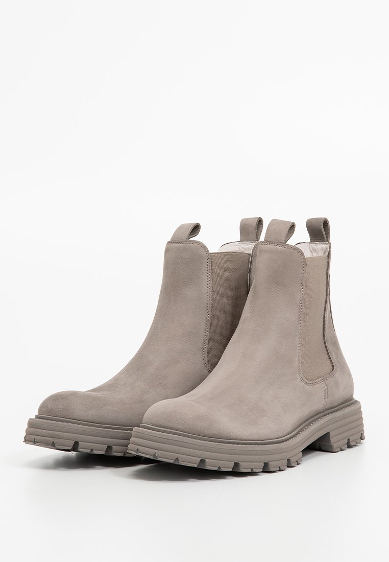 Graue Chelsea-Stiefel bis zum Knöchel aus strukturiertem Wildleder mit elastischen Seitenpanelen, Zuglaschen und robusten Gummisohlen. Simples und elegantes Design.
