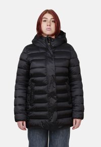 Zwarte pufferjack met horizontaal gestikte secties, een capuchon en voorzakken, gemaakt van glanzende stof, voorzien van een gouden rits en knopelementen.