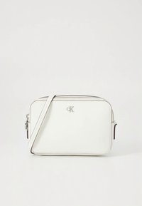 Valge nahast õlakott ristkülikukujulise vormiga, millel on hõbedased detailid ja tekstuuritud viimistlus. Sisaldab eemaldatavat õlarihma.