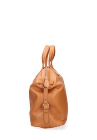 Borsa da viaggio in pelle color tan con zip sulla parte superiore, due manici arrotondati e una tracolla con fibbia. Superficie testurizzata con finitura morbida.