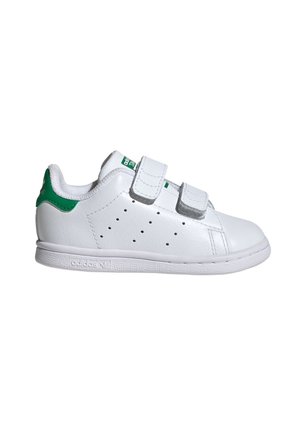 Hvid Adidas sneaker med grøn hælkappe, to velcro-stropper og perforerede sidelommer på ens hvid baggrund.