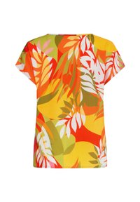 Korte mouw top in levendig oranje, geel, groen en roze met een bladerenpatroon; losse pasvorm; ronde halslijn; zachte, lichte stof.