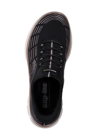 Scarpa sportiva slip-on nera con tomaia in mesh testurizzato, strisce metalliche decorative, lacci elastici e suola bianca ammortizzata.
