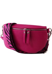 Sac à bandoulière en cuir rose à la forme ronde, avec une fermeture éclair argentée et une bandoulière réglable rayée noire et rose.