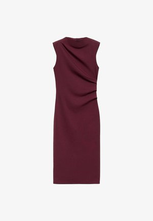 Abito senza maniche di colore bordeaux con una silhouette aderente. Presenta dettagli drappeggiati sulla spalla e sul lato, realizzato in tessuto morbido.