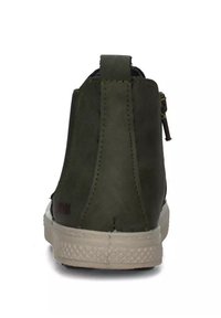 Stivale alla caviglia in pelle verde con finitura texturizzata, suola in gomma crema, linguetta sul retro e dettagli di cucitura discreti.