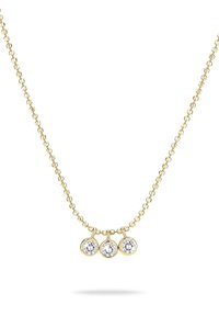 Goldkette mit einem Anhänger, der drei runde, klare, facettierte Edelsteine zeigt. Jeder Stein ist von einem goldenen Rahmen umgeben. Die Kette hat kleine, kugelige Glieder.