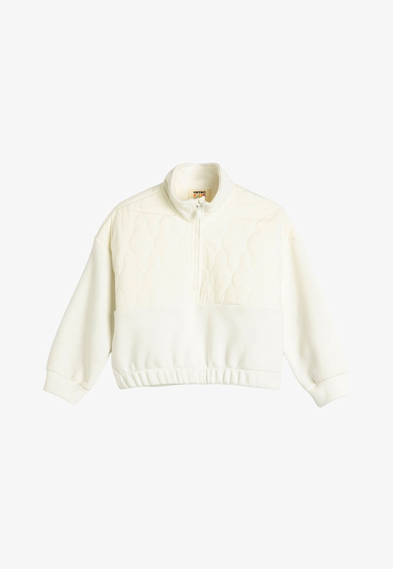 Biały pikowany pulower z wysokim kołnierzem, z zapięciem na zamek i prążkowanym wykończeniem. Posiada długie rękawy oraz fakturowany, podzielony wzór w górnej części.