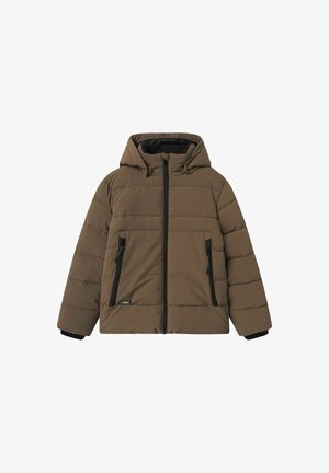 Veste rembourrée marron avec capuche, dotée de poches zippées noires, d'un zip à l'avant et de poignets côtelés. Texture lisse avec des détails cousus.