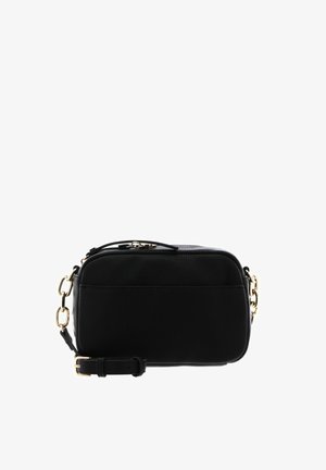 Petit sac bandoulière en cuir noir avec des maillons de chaîne dorés et une sangle ajustable sur fond blanc.