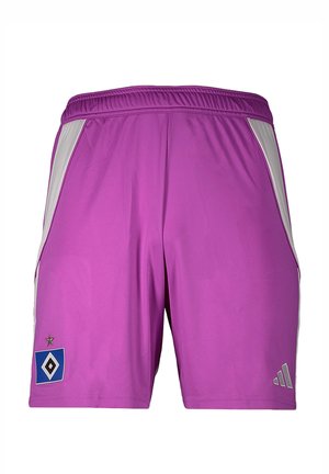 Lila Sportshorts mit weißen seitlichen Streifen, mit einem blau-schwarzen Diamantlogo mit Stern auf der linken Seite und einem silbernen Adidas-Logo auf der rechten Seite.