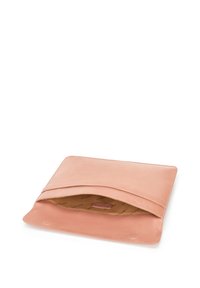 Leder-Dokumententasche in sanftem Rosa, mit glatter Textur, im Kuvert-Stil und einem beigefarbenen Innenraum mit wiederholt präsentem Markenlogo.