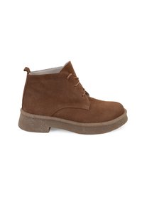 Bottines en daim marron, avec un bout arrondi, deux œillets pour les lacets et une semelle en caoutchouc texturé. Elles sont dotées d'un petit talon et de coutures décoratives.