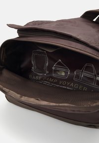 The North Face BASE CAMP VOYAGER DUFFEL 42L UNISEX - Kelioninis krepšys - smokey brown/khaki stone