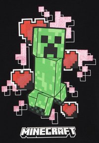 Γραφικό Minecraft Creeper σε πράσινο χρώμα σε μαύρο φόντο, περιβαλλόμενο από ροζ λαμπερά καρδιές και εικονοστοιχειακές διακοσμήσεις. Το κείμενο "Minecraft" από κάτω.