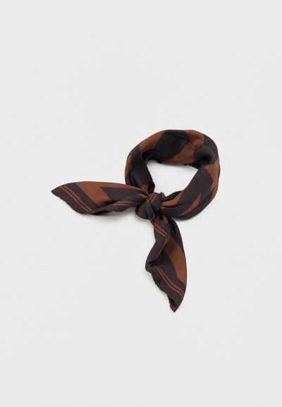 Καφέ και μαύρο φουλάρι από μετάξι με μοτίβο, δεμένο σε έναν χαλαρό κόμπο σε απλό λευκό φόντο.