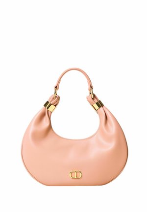 Borsa a spalla in pelle rosa con forma curva, dettagli in hardware dorato e manico arricciato. Presenta un logo sul davanti.