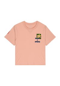 Ροζ κοντομάνικο T-shirt με πράσινο και κίτρινο γραφικό και το κείμενο «Balance of Opposites» στο στήθος και κόκκινο κείμενο στο αριστερό μανίκι.