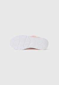 Suola di scarpa sportiva rosa in gomma bianca testurizzata, con un motivo di battistrada per aderenza e trazione, garantendo stabilità e supporto.