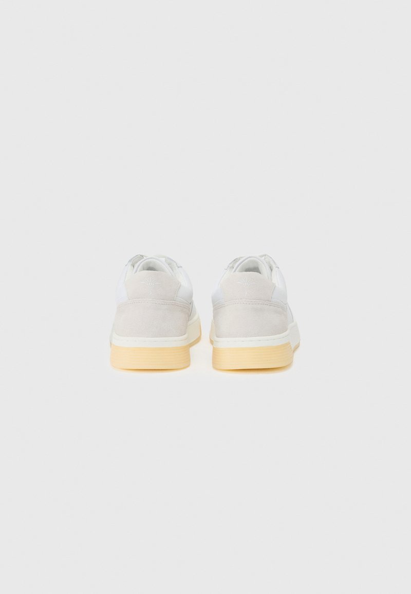 Weiße und hellgraue Sneaker mit einem Wildleder-Fersenbereich und Gummisohle, runder Zehenform und minimalistischem Design in kontrastierenden Farben.