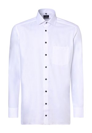 Weißes Langarmhemd mit klassischem Kragen, ausgestattet mit schwarzen Knöpfen und einer einzelnen Brusttasche. Die Stofftextur wirkt glatt und frisch.