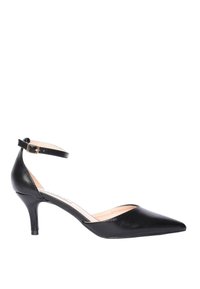 Le pumps nere in pelle con punta appuntita presentano un tacco sottile e un cinturino avvolgente alla caviglia con una fibbia d'oro. Texture liscia senza motivi visibili.