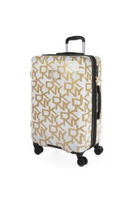 Maleta rígida con un acabado brillante blanco, que presenta un patrón repetitivo de logotipos dorados, cremallera negra y cuatro ruedas multidireccionales.
