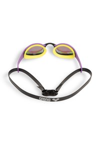 Gafas de natación con un marco de silicona amarillo y morado, lentes espejados y una correa ajustable negra con el logo de Arena.