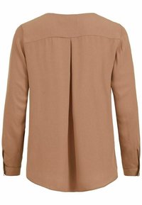 Blusa a maniche lunghe in tessuto marrone chiaro, con una piega sul retro e un collo rotondo. Texture liscia e vestibilità su misura.