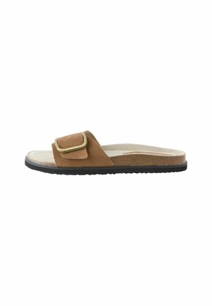 Sandale mules en daim marron avec une large bride et une boucle dorée, dotée d'une semelle intérieure texturée et d'une semelle extérieure en caoutchouc antidérapante.