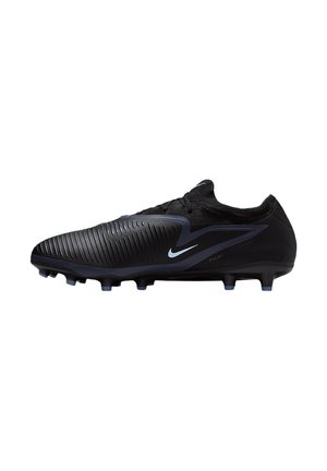 Schwarzer Nike Phantom Fußballschuh mit strukturierter Oberseite und blauen Stollen für festen Boden, Seitenansicht auf weißem Hintergrund.