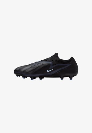 Bota de fútbol Nike Phantom negra con parte superior texturizada y tacos azules para terreno firme, vista lateral sobre fondo blanco.