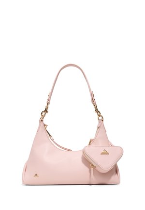 Roze leren handtas met een gebogen silhouet, gouden hardware en een afneembare driehoekige pouch met een vergelijkbare textuurafwerking.