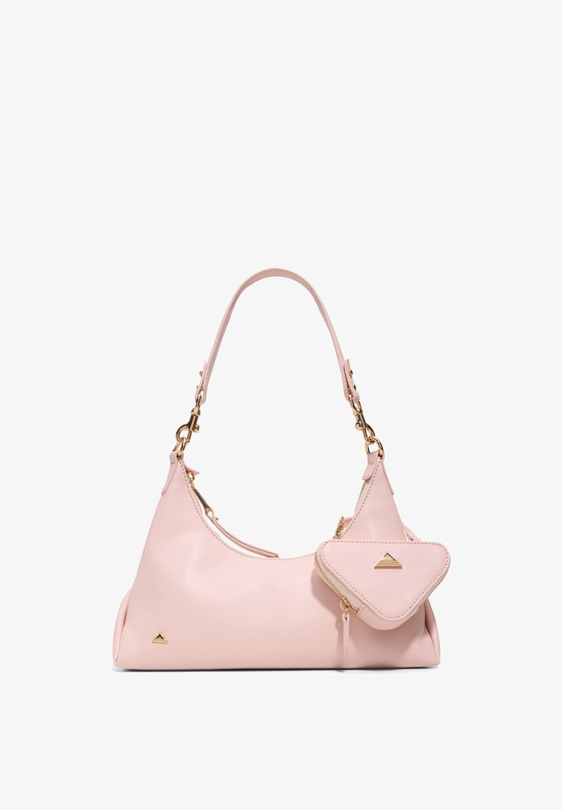 Różowa skórzana torebka o zaokrąglonym kształcie, ze złotymi akcentami oraz odpinaną trójkątną kieszonką o podobnej teksturze.