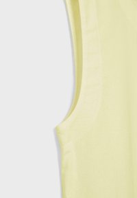 Haut sans manches jaune clair avec une emmanchure ronde et une texture de tissu lisse sur un fond blanc.