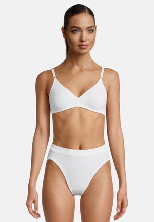 Vit bralette med justerbara axelremmar och en slät, vadderad design. Kombineras med högmidjade vita underkläder med en mjuk midjeband.