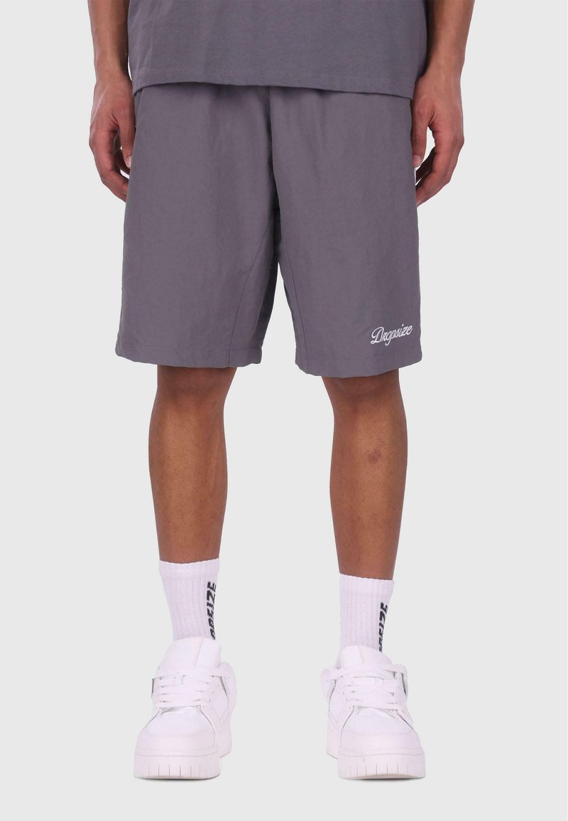 Graue Shorts mit elastischem Bund, versehen mit gesticktem weißen Logo. Das Material scheint leicht und glatt zu sein; sichtbare doppelte Nahtdetails.