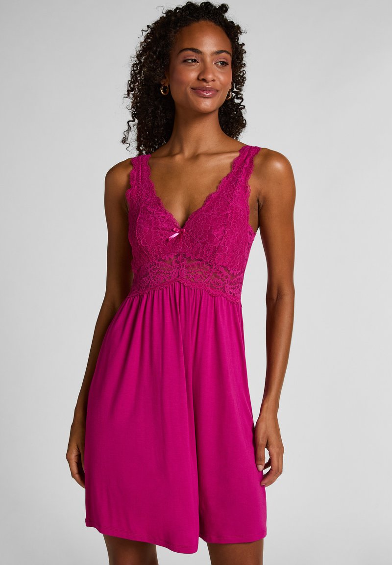 Fuchsia nachthemd met een kanten lijfje, V-hals, verstelbare bandjes en een geplooide taille. Zacht stof met een losse pasvorm.