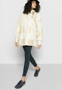 Marks & Spencer JEGGINGS - Calças de ganga de corte skinny - dark green