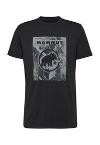 Zwart katoenen t-shirt met een grafisch vierkant ontwerp met een gestileerde mammoet en bergtextuur, gelabeld "MAMMUT" aan de bovenkant.
