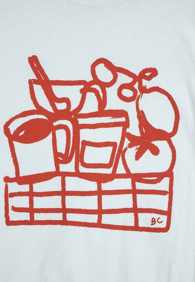 Dibujo en línea roja de una cesta que contiene una taza, una copa, un cuenco con una cuchara, cerezas y una manzana sobre un fondo blanco.