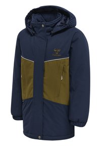 Marineblau und olivgrün isolierte Jacke mit Kapuze, ausgestattet mit vorderen Taschen, Reißverschluss und kontrastierenden horizontalen Streifen.