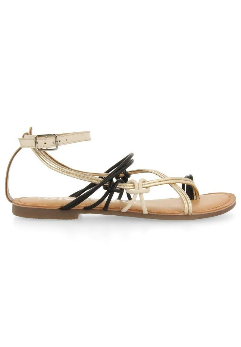 Plochá sandále s hnědou podrážkou, zlatým řemínkem kolem kotníku s přezkou a dekorativními černými a béžovými smyčkami přes nohu.