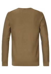 Brauner Strickpullover mit langen Ärmeln, Rundhalskragen sowie gerippten Bündchen und Saum. Der Stoff hat eine dezente Struktur. Rückansicht gezeigt.