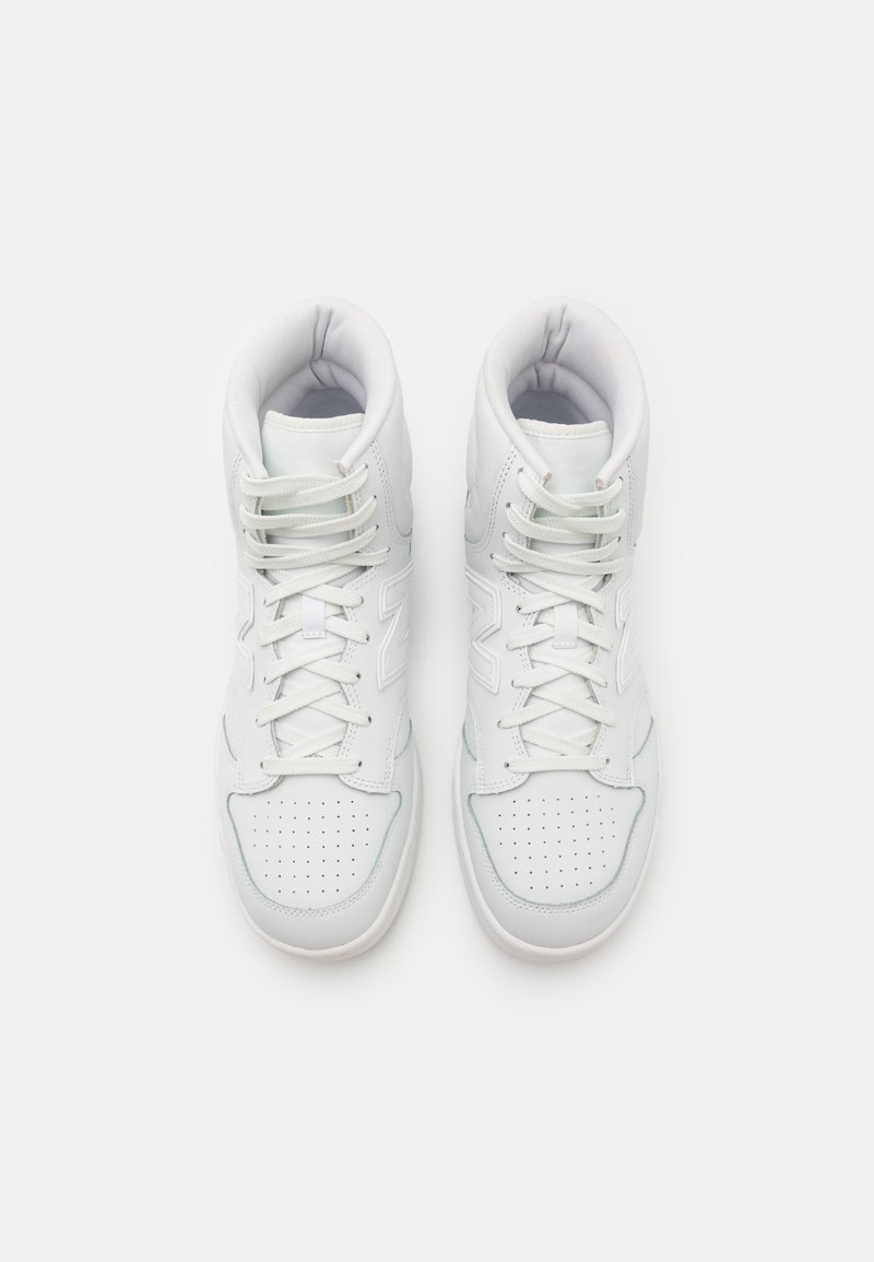 Sneaker alte bianche realizzate in pelle e rete, con punta forata, lacci bianchi, colletto imbottito e discreto dettaglio del logo.
