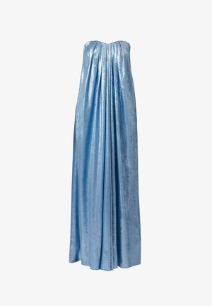 Trägerloses, bodenlanges Kleid aus glänzendem hellblauem Stoff mit gerafften Falten in der Mitte oben, die sich über die gesamte Länge des Kleides erstrecken.