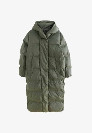 Ilgas, paminkštintas paltas alyvuogių žalios spalvos, su gaubtu, siuvinėta tekstūra ir šoninėmis kišenėmis. Uždarymas priekyje su minimalistiniu dizainu.