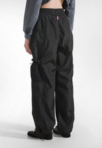 Sorte cargobukser lavet af letvægtsstof, med elastisk talje, sidelommer i mesh og en afslappet pasform.